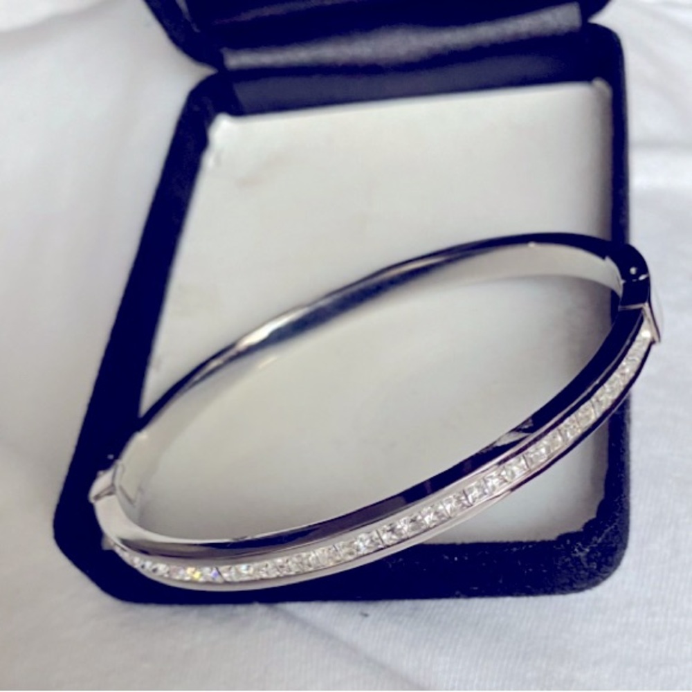 Authentic: Michael Kors Sterling Silver Hinge Crystal Bangle Bracelet For Women